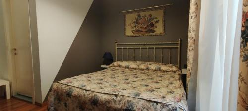 um quarto com uma cama num quarto em Soggiorno Michelangelo em Florença