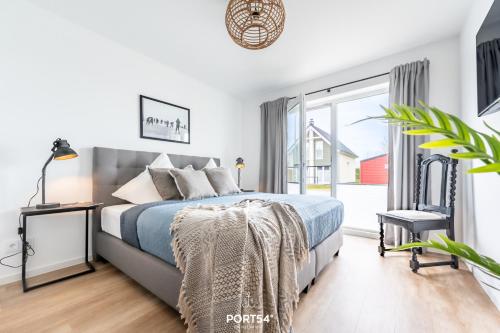 - une chambre avec un lit, une chaise et une fenêtre dans l'établissement Diek No. 2, à Büsum