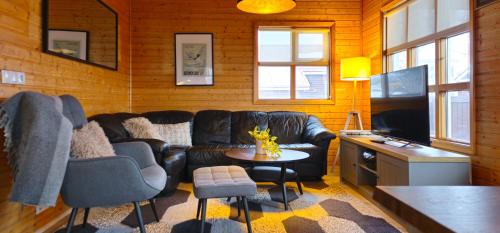 un soggiorno con divano e tavolo di Akureyri Cottages ad Akureyri