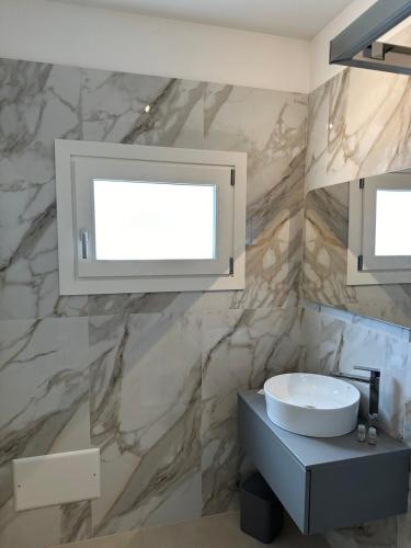 Ένα μπάνιο στο Amani Chic Rooms