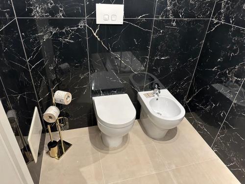 Ένα μπάνιο στο Amani Chic Rooms