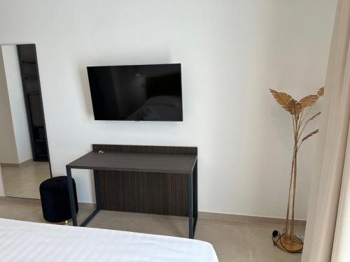 Μια τηλεόραση ή/και κέντρο ψυχαγωγίας στο Amani Chic Rooms
