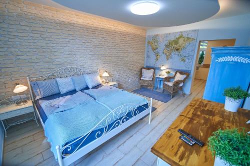 een slaapkamer met een bed en een bakstenen muur bij Apartmán U Pomněnky in Jeseník
