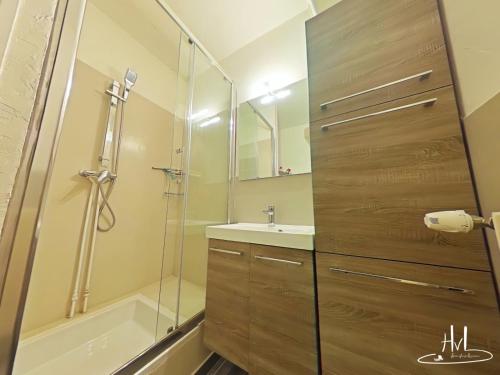 ein Bad mit einer Dusche und einem Waschbecken in der Unterkunft Studio 503, La Bresse Hohneck in La Bresse