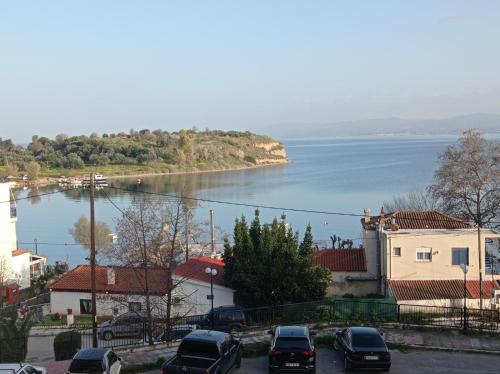 een uitzicht op een rivier met auto's op straat bij Angela's Seaview Apartment in Lefkandi Chalkidas