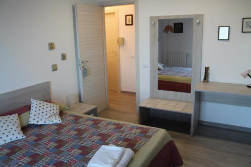 タオルミーナにあるSpectacular Viewのベッドルーム(ベッド1台、鏡付)