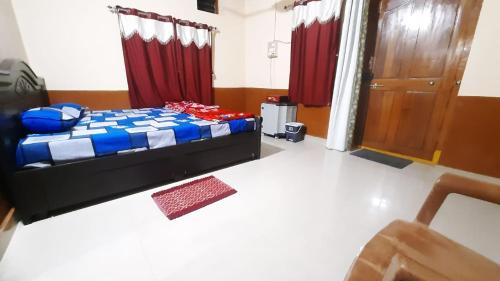 เตียงในห้องที่ Siddharth Homestay