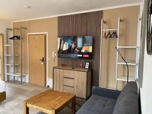 a living room with a tv and a couch at Appartement mitten in der Stadt in Mönchengladbach