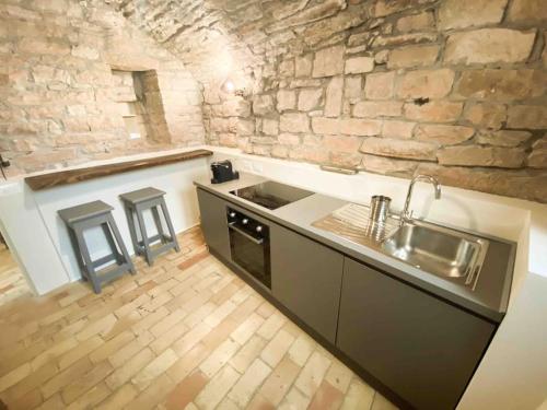CollepinoにあるLa Casa del Castello - Castello di Collepinoの石壁のキッチン(シンク付)