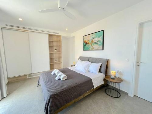 1 dormitorio con 1 cama con 2 toallas en Go-Blue Star, Villa Sea, en Sivota