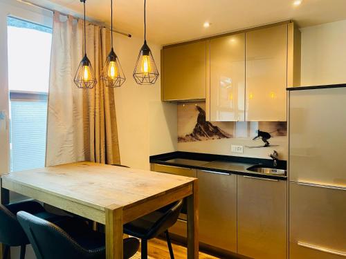 Cosy Modern Apartment with balcony and Matterhorn View