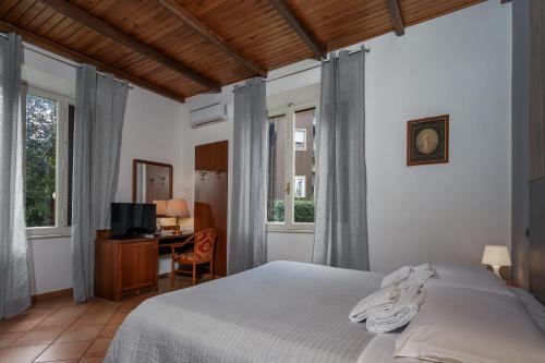 - une chambre avec un lit, un bureau et une fenêtre dans l'établissement Comfort Rooms Villa Gaia Tor Vergata, à Rome