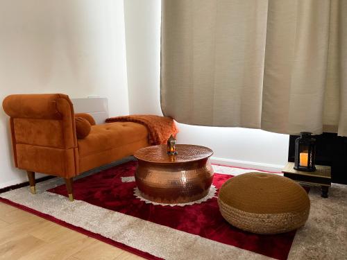 sala de estar con sofá y mesa de centro en Appartement avec Balneo - Casa casbah en Saint-Ouen