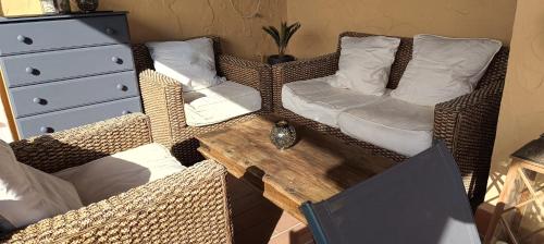 sala de estar con 2 sofás y mesa de madera en Ático en Vera a 200m de la playa en Vera