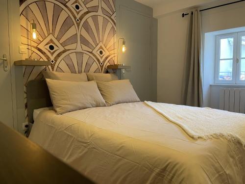 A bed or beds in a room at Sous L Oeil d Horus, appartement de charme