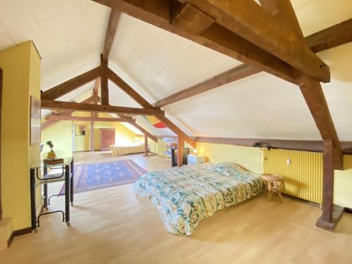 - une chambre avec un lit dans l'établissement LE CAMONIL, appartement Rodez, à Rodez