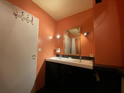 Vonios kambarys apgyvendinimo įstaigoje LE CAMONIL, appartement Rodez