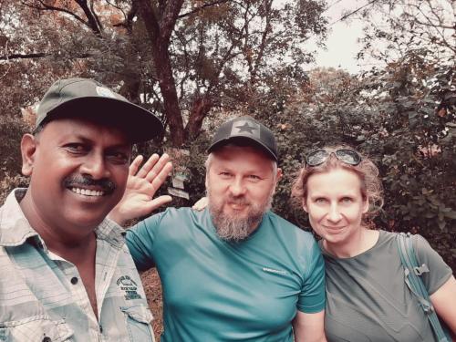 哈巴拉娜的住宿－Minneriya Jeep Safari，两个男人和一个女人摆一张照片