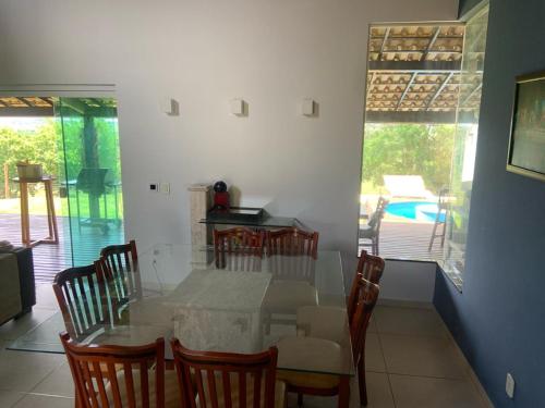 ein Esszimmer mit einem Tisch und einigen Stühlen in der Unterkunft Casa no Sítio - Vovó Lalá in Cabo Frio