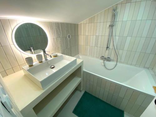 une salle de bain blanche avec un lavabo et une douche dans l'établissement Le Cosy Beach, à Saint-Cyr-sur-Mer