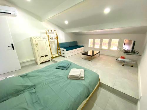 une chambre avec un lit et une télévision dans l'établissement Le Cosy Beach, à Saint-Cyr-sur-Mer