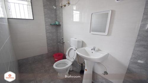 a bathroom with a toilet and a sink at StayMazing Manyata-1BHK Boutique AC Apartments -Couple Friendly in Bangalore