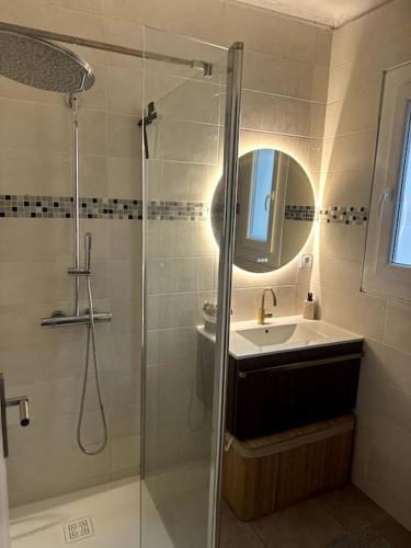 une salle de bain avec une douche, un lavabo et un miroir dans l'établissement The Beach Dream Cagnes Sur Mer, à Cagnes-sur-Mer
