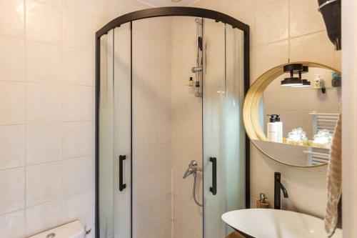 uma casa de banho com um chuveiro e um lavatório. em Au 23! em Saint-Michel-sur-Orge