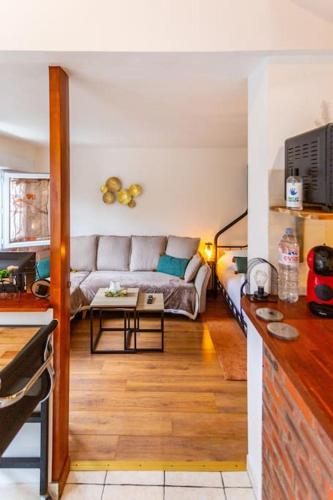 un salon avec un canapé et une table dans l'établissement Au 23!, à Saint-Michel-sur-Orge