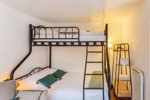 um quarto com 2 beliches e uma escada em Au 23! em Saint-Michel-sur-Orge