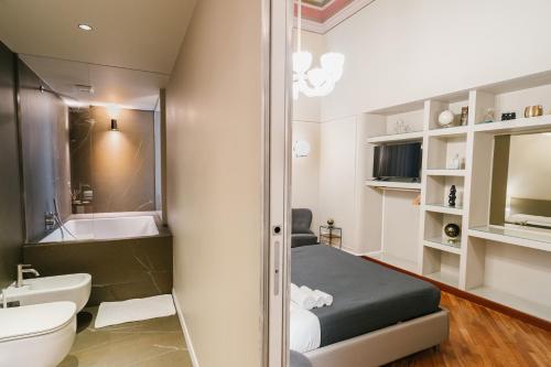 A bathroom at Duomo Housing Catania Le Suites