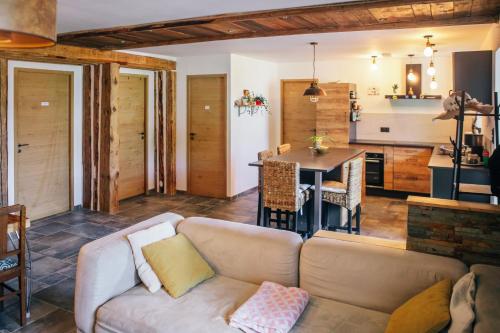 un salon avec un canapé et une table dans l'établissement Appartement à Taninges, à Taninges