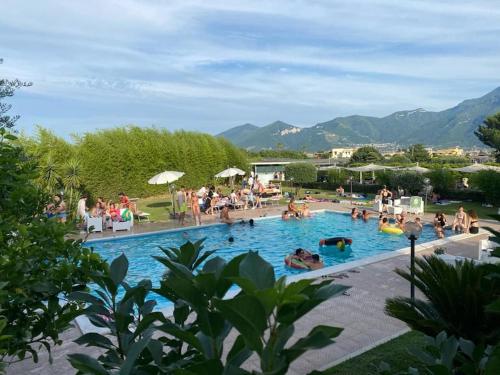 een groep mensen in een zwembad bij Pompei Garden House in Scafati