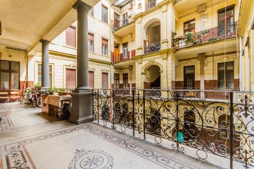 W17Elegant Inner City Apt w/King bed&Friendly Host 1065 Budapest, 17 Weiner Leó utca kép - 3