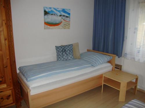 een bed in een kamer met blauwe gordijnen bij Apartment Haus Dengg in Mauterndorf