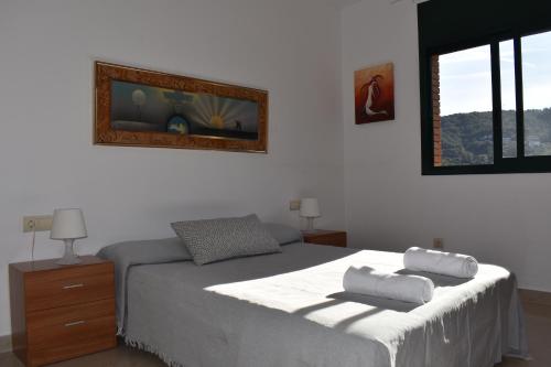 een slaapkamer met een bed met twee handdoeken erop bij Cal Nene - plamun es in Begur