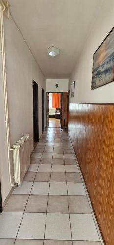 an empty hallway of a building with a tile floor at Apartman Pida in Primošten