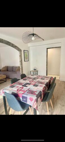 - un salon avec une grande table et des chaises dans l'établissement Appartement T4 centre Tarbes, à Tarbes