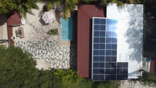 una vista aérea de una casa con panel solar en Villa Gabi - Blue Island, en Punta Rucia