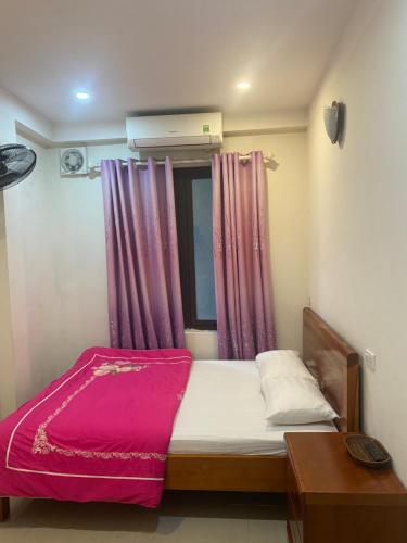 Postel nebo postele na pokoji v ubytování Nam Cường Motel - Phòng đơn có cửa sổ thoáng mát khép kín - Thang máy