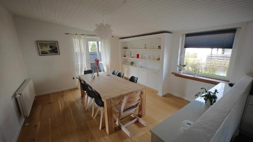 HovborgFelicia's Apartments的配有木桌椅的餐厅