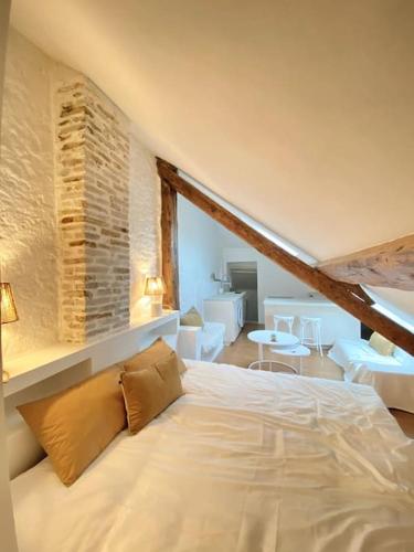une chambre avec un grand lit dans une pièce dans l'établissement Charmant studio rue piétonne, à Thonon-les-Bains