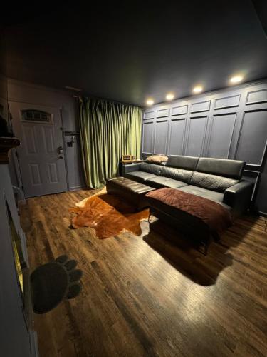 uma sala de estar com um sofá e um cão deitado no chão em Jay's Place on Archdale Light Rail em Charlotte