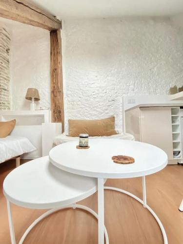 - une table blanche avec un biscuit dans l'établissement Charmant studio rue piétonne, à Thonon-les-Bains