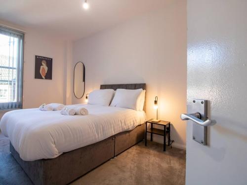 Pass the Keys Modern Minimalistic Apartment in City centre tesisinde bir odada yatak veya yataklar