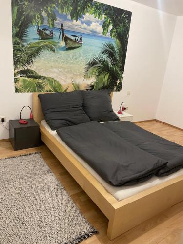 Schlafzimmer mit einem Bett mit Wandgemälde in der Unterkunft Ruhige 2-Zimmer-Wohnung für 1 - 4 Personen nahe Würzburg von privat in Gerbrunn