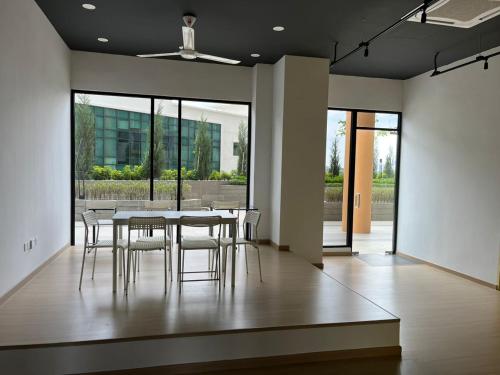 a dining room with a table and chairs at Raida Homestay in Putrajaya