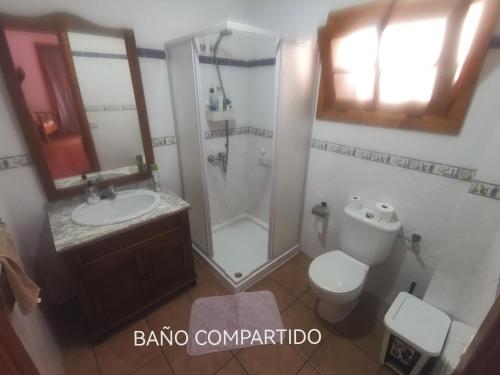 ein Bad mit einer Dusche, einem WC und einem Waschbecken in der Unterkunft Eden House in Sardina