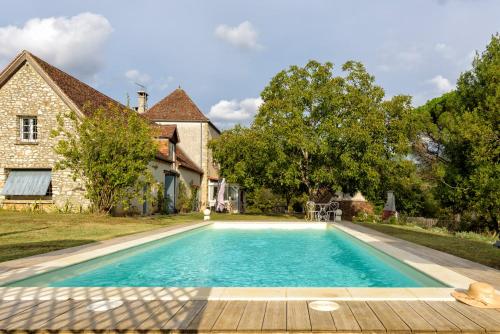 ein Pool vor einem Haus in der Unterkunft au Mas de Garet - Chambre d'hotes de Charme in Pinsac