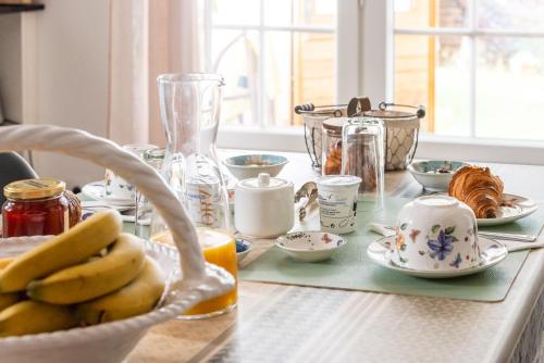 einen Tisch mit einem Korb Bananen drauf in der Unterkunft au Mas de Garet - Chambre d'hotes de Charme in Pinsac